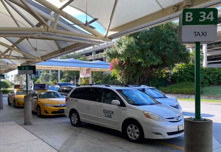 How to Go From Orlando Airport to Universal (6 Ways)