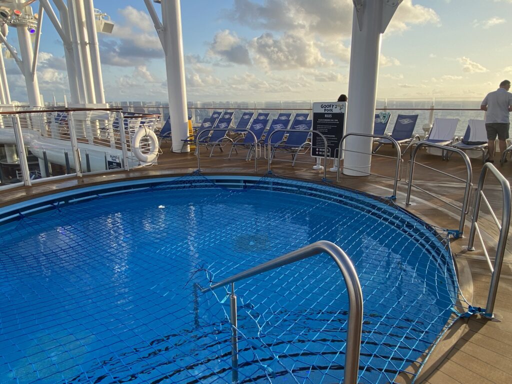 Goofy's Pool - Disney Treasure